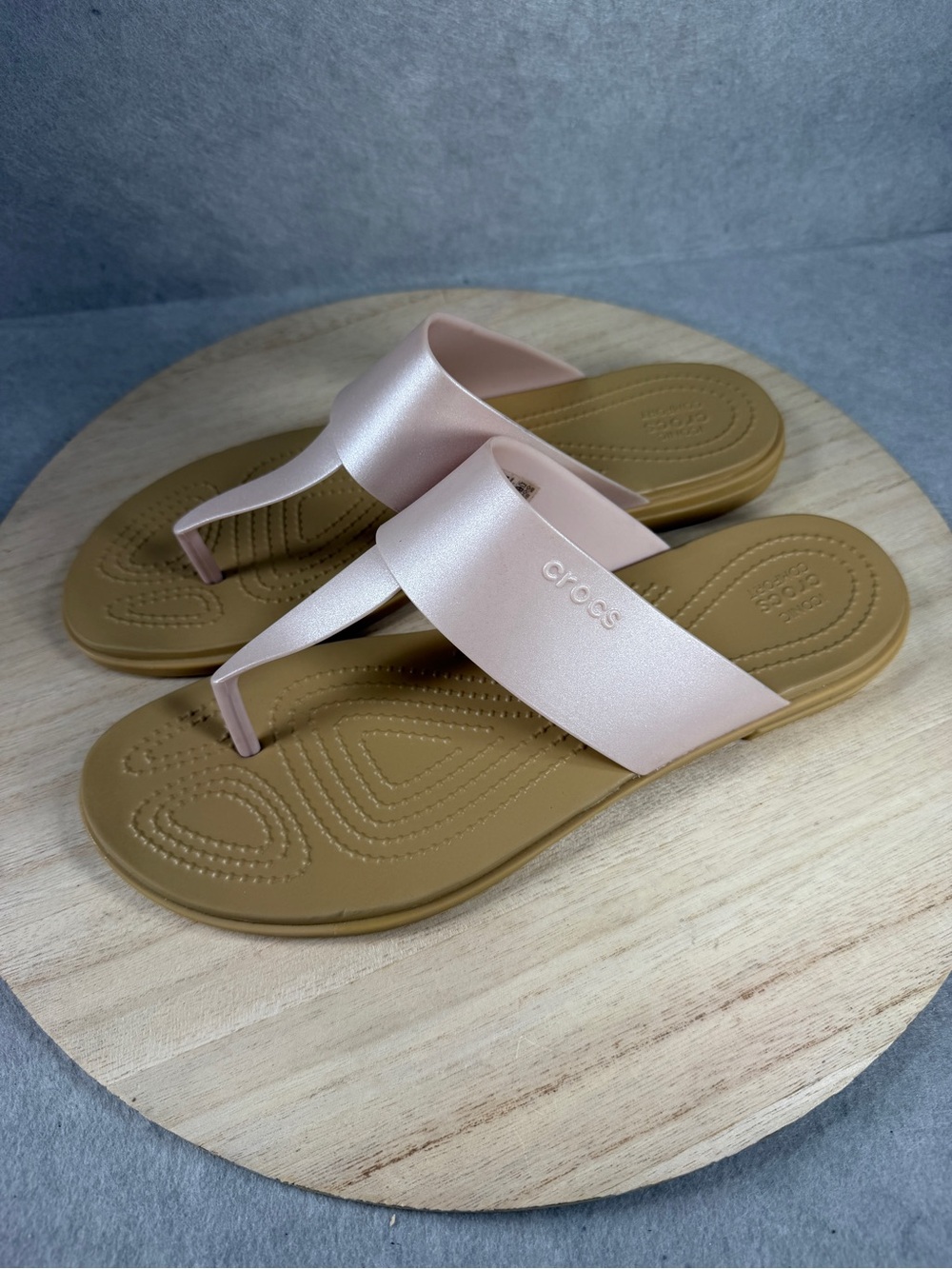 CROCS Womens Metallic Blush Pink Thong Sandal with Tan Footbed